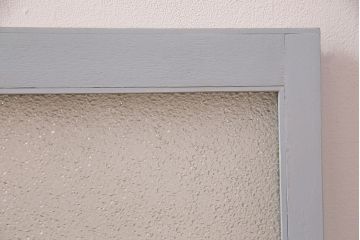 昭和期のガラス戸2枚をリペア&カスタム!設置場所に合わせてリサイズ。丸型戸車を取り付け。現状の色味に合わせてペイント仕上げ。(引き戸、建具)
