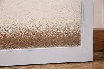 昭和期のガラス戸2枚をリペア&カスタム!設置場所に合わせてリサイズ。丸型戸車を取り付け。現状の色味に合わせてペイント仕上げ。(引き戸、建具)