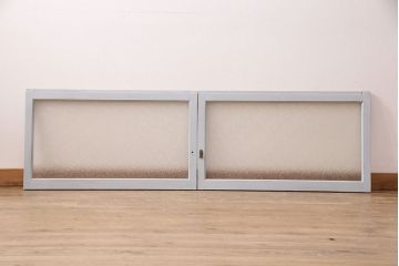 昭和期のガラス戸2枚をリペア&カスタム!設置場所に合わせてリサイズ。丸型戸車を取り付け。現状の色味に合わせてペイント仕上げ。(引き戸、建具)