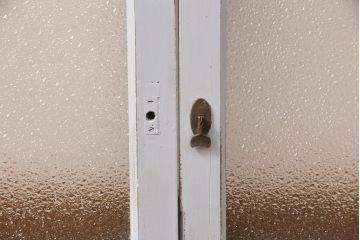 昭和期のガラス戸2枚をリペア&カスタム!設置場所に合わせてリサイズ。丸型戸車を取り付け。現状の色味に合わせてペイント仕上げ。(引き戸、建具)