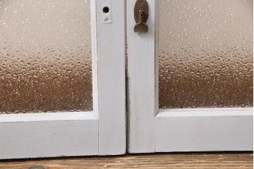 昭和期のガラス戸2枚をリペア&カスタム!設置場所に合わせてリサイズ。丸型戸車を取り付け。現状の色味に合わせてペイント仕上げ。(引き戸、建具)