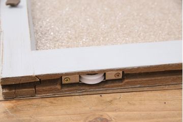 昭和期のガラス戸2枚をリペア&カスタム!設置場所に合わせてリサイズ。丸型戸車を取り付け。現状の色味に合わせてペイント仕上げ。(引き戸、建具)