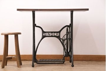 シンガーミシンの鉄脚をリペア&カスタム!天板を取り付け、ミシンテーブルにリメイク。天板は濃い茶色、鉄脚は黒色に着色し仕上げ。(ミシン台、カフェテーブル)