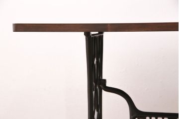 シンガーミシンの鉄脚をリペア&カスタム!天板を取り付け、ミシンテーブルにリメイク。天板は濃い茶色、鉄脚は黒色に着色し仕上げ。(ミシン台、カフェテーブル)