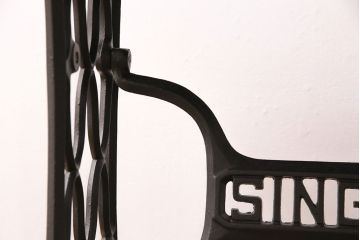 シンガーミシンの鉄脚をリペア&カスタム!天板を取り付け、ミシンテーブルにリメイク。天板は濃い茶色、鉄脚は黒色に着色し仕上げ。(ミシン台、カフェテーブル)