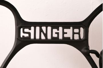 シンガーミシンの鉄脚をリペア&カスタム!天板を取り付け、ミシンテーブルにリメイク。天板は濃い茶色、鉄脚は黒色に着色し仕上げ。(ミシン台、カフェテーブル)