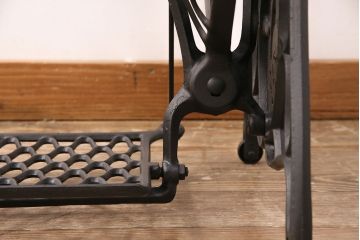 シンガーミシンの鉄脚をリペア&カスタム!天板を取り付け、ミシンテーブルにリメイク。天板は濃い茶色、鉄脚は黒色に着色し仕上げ。(ミシン台、カフェテーブル)