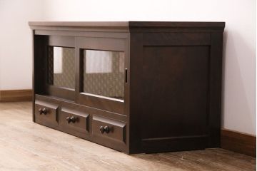 北海道民芸家具のローボードをリペア&カスタム!建具を板戸からレーザー組子入りガラス戸に変更。背面穴開け加工。現状の色味に合わせて着色し仕上げ。(テレビ台、収納棚、戸棚)