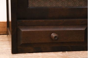 北海道民芸家具のローボードをリペア&カスタム!建具を板戸からレーザー組子入りガラス戸に変更。背面穴開け加工。現状の色味に合わせて着色し仕上げ。(テレビ台、収納棚、戸棚)