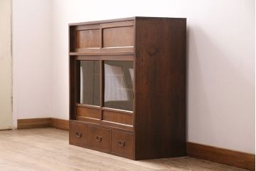 戸棚をリペア&カスタム!建具のガラスを透明アクリルに変更。1トーン落ち着いた色味に着色し仕上げ。(収納棚、茶棚、茶箪笥)