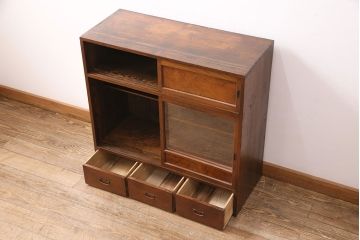 戸棚をリペア&カスタム!建具のガラスを透明アクリルに変更。1トーン落ち着いた色味に着色し仕上げ。(収納棚、茶棚、茶箪笥)