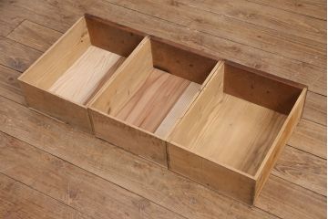 戸棚をリペア&カスタム!建具のガラスを透明アクリルに変更。1トーン落ち着いた色味に着色し仕上げ。(収納棚、茶棚、茶箪笥)