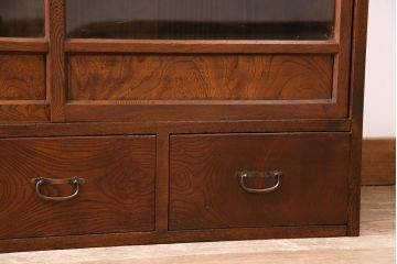 戸棚をリペア&カスタム!建具のガラスを透明アクリルに変更。1トーン落ち着いた色味に着色し仕上げ。(収納棚、茶棚、茶箪笥)