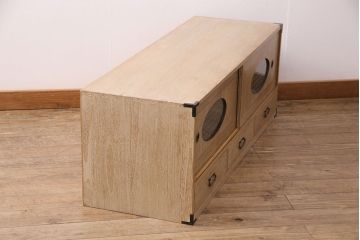 収納箪笥のローボードをリペア&カスタム!引き戸に楕円形の窓を製作し、当店オリジナルの麻の葉模様ガラスを組み入れ。蜜蝋ワックスにて仕上げ。(丸窓、テレビ台、収納棚)