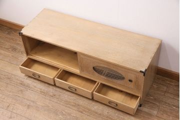 収納箪笥のローボードをリペア&カスタム!引き戸に楕円形の窓を製作し、当店オリジナルの麻の葉模様ガラスを組み入れ。蜜蝋ワックスにて仕上げ。(丸窓、テレビ台、収納棚)