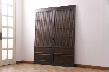 大正期の格子戸2枚をリペア&カスタム!設置場所に合わせてリサイズ。引手を取り付け。濃い茶色で着色し仕上げ。(引き戸、建具)