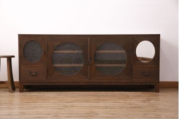 箪笥ローボードをリペア&カスタム!木製脚、取っ手を取り付け。建具3枚は結霜ガラス、1枚はミラーを組み入れ。背面穴開け加工。濃い茶色で着色し仕上げ。(丸窓、リビングボード、収納棚、戸棚)