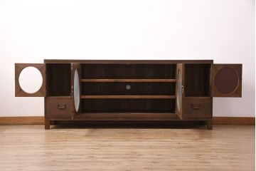 箪笥ローボードをリペア&カスタム!木製脚、取っ手を取り付け。建具3枚は結霜ガラス、1枚はミラーを組み入れ。背面穴開け加工。濃い茶色で着色し仕上げ。(丸窓、リビングボード、収納棚、戸棚)