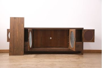 箪笥ローボードをリペア&カスタム!木製脚、取っ手を取り付け。建具3枚は結霜ガラス、1枚はミラーを組み入れ。背面穴開け加工。濃い茶色で着色し仕上げ。(丸窓、リビングボード、収納棚、戸棚)