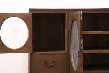 箪笥ローボードをリペア&カスタム!木製脚、取っ手を取り付け。建具3枚は結霜ガラス、1枚はミラーを組み入れ。背面穴開け加工。濃い茶色で着色し仕上げ。(丸窓、リビングボード、収納棚、戸棚)