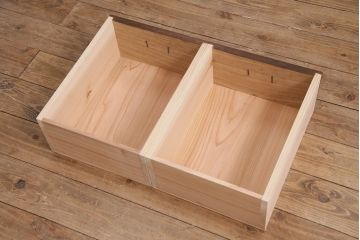 箪笥ローボードをリペア&カスタム!木製脚、取っ手を取り付け。建具3枚は結霜ガラス、1枚はミラーを組み入れ。背面穴開け加工。濃い茶色で着色し仕上げ。(丸窓、リビングボード、収納棚、戸棚)