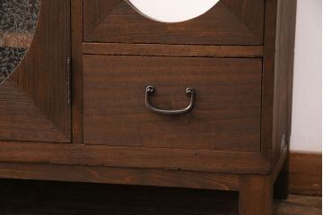 箪笥ローボードをリペア&カスタム!木製脚、取っ手を取り付け。建具3枚は結霜ガラス、1枚はミラーを組み入れ。背面穴開け加工。濃い茶色で着色し仕上げ。(丸窓、リビングボード、収納棚、戸棚)
