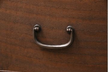 箪笥ローボードをリペア&カスタム!木製脚、取っ手を取り付け。建具3枚は結霜ガラス、1枚はミラーを組み入れ。背面穴開け加工。濃い茶色で着色し仕上げ。(丸窓、リビングボード、収納棚、戸棚)