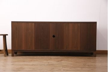 箪笥ローボードをリペア&カスタム!木製脚、取っ手を取り付け。建具3枚は結霜ガラス、1枚はミラーを組み入れ。背面穴開け加工。濃い茶色で着色し仕上げ。(丸窓、リビングボード、収納棚、戸棚)