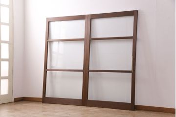 ガラス戸2枚をリペア&カスタム!設置場所に合わせてリサイズ。引き手の交換。戸車は取り外し、濃い茶色で着色し仕上げ。(引き戸、建具)