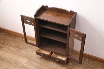 大正期の戸棚をリペア&カスタム!可動式の棚板を設置。建具にクリアガラスをはめ込み。1トーン落ち着いた色味に着色し仕上げ。(本箱、収納棚)
