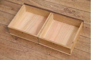 大正期の戸棚をリペア&カスタム!可動式の棚板を設置。建具にクリアガラスをはめ込み。1トーン落ち着いた色味に着色し仕上げ。(本箱、収納棚)