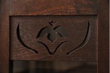 大正期の戸棚をリペア&カスタム!可動式の棚板を設置。建具にクリアガラスをはめ込み。1トーン落ち着いた色味に着色し仕上げ。(本箱、収納棚)
