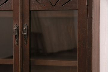 大正期の戸棚をリペア&カスタム!可動式の棚板を設置。建具にクリアガラスをはめ込み。1トーン落ち着いた色味に着色し仕上げ。(本箱、収納棚)