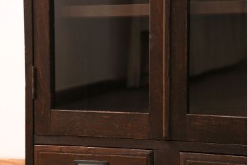 大正期の戸棚をリペア&カスタム!可動式の棚板を設置。建具にクリアガラスをはめ込み。1トーン落ち着いた色味に着色し仕上げ。(本箱、収納棚)