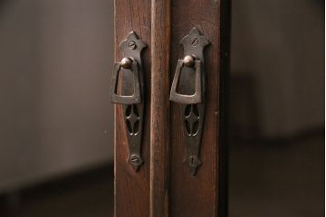 大正期の戸棚をリペア&カスタム!可動式の棚板を設置。建具にクリアガラスをはめ込み。1トーン落ち着いた色味に着色し仕上げ。(本箱、収納棚)