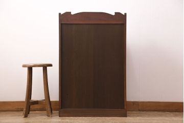 大正期の戸棚をリペア&カスタム!可動式の棚板を設置。建具にクリアガラスをはめ込み。1トーン落ち着いた色味に着色し仕上げ。(本箱、収納棚)