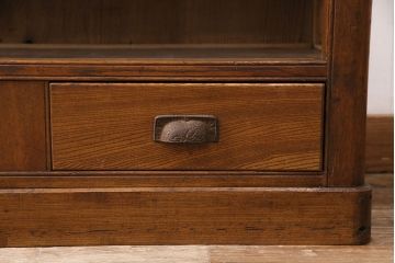 昭和初期の戸棚をリペア&カスタム!上部の板を取り除き、天板を取り付け。天板のみ本体に合わせて着色し仕上げ。(収納棚、飾り棚、リビングボード、キャビネット)