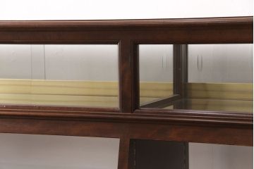 木製ガラスケースの見た目を変えずに綺麗にリペア!傷の補修を行い、ワックス仕上げ。(ショーケース、陳列棚)
