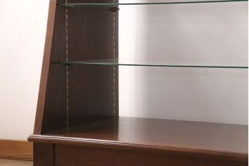 木製ガラスケースの見た目を変えずに綺麗にリペア!傷の補修を行い、ワックス仕上げ。(ショーケース、陳列棚)