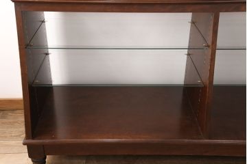 木製ガラスケースの見た目を変えずに綺麗にリペア!傷の補修を行い、ワックス仕上げ。(ショーケース、陳列棚)