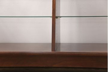 木製ガラスケースの見た目を変えずに綺麗にリペア!傷の補修を行い、ワックス仕上げ。(ショーケース、陳列棚)