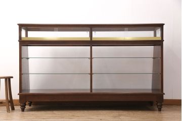 木製ガラスケースの見た目を変えずに綺麗にリペア!傷の補修を行い、ワックス仕上げ。(ショーケース、陳列棚)