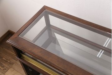 木製ガラスケースの見た目を変えずに綺麗にリペア!傷の補修を行い、ワックス仕上げ。(ショーケース、陳列棚)
