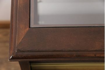木製ガラスケースの見た目を変えずに綺麗にリペア!傷の補修を行い、ワックス仕上げ。(ショーケース、陳列棚)