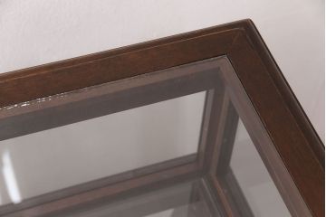 木製ガラスケースの見た目を変えずに綺麗にリペア!傷の補修を行い、ワックス仕上げ。(ショーケース、陳列棚)