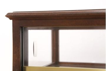 木製ガラスケースの見た目を変えずに綺麗にリペア!傷の補修を行い、ワックス仕上げ。(ショーケース、陳列棚)