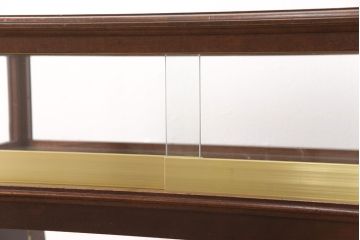 木製ガラスケースの見た目を変えずに綺麗にリペア!傷の補修を行い、ワックス仕上げ。(ショーケース、陳列棚)