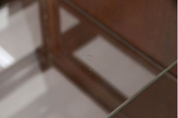 木製ガラスケースの見た目を変えずに綺麗にリペア!傷の補修を行い、ワックス仕上げ。(ショーケース、陳列棚)