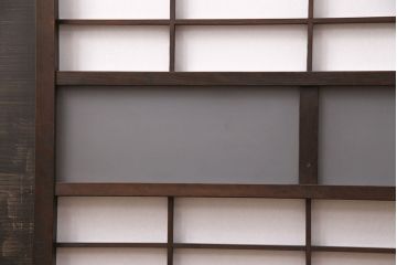 障子戸2枚をリペア&カスタム!設置場所に合わせてリサイズ。ガラスをすりガラスに変更し、障子はプラスチック障子に張り替え。濃い茶色で着色し仕上げ。(引き戸、建具)