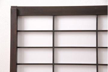 障子戸2枚をリペア&カスタム!設置場所に合わせてリサイズ。ガラスをすりガラスに変更し、障子はプラスチック障子に張り替え。濃い茶色で着色し仕上げ。(引き戸、建具)